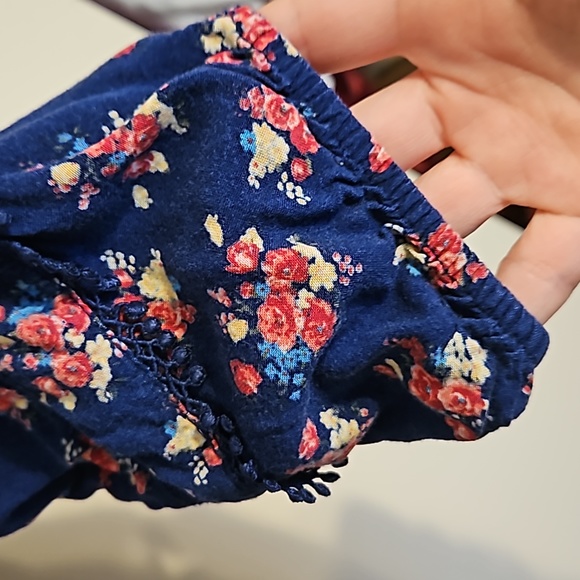 Arizona Jeans Co Navy Blue Floral V Neck Blouse - Picture 4 of 5